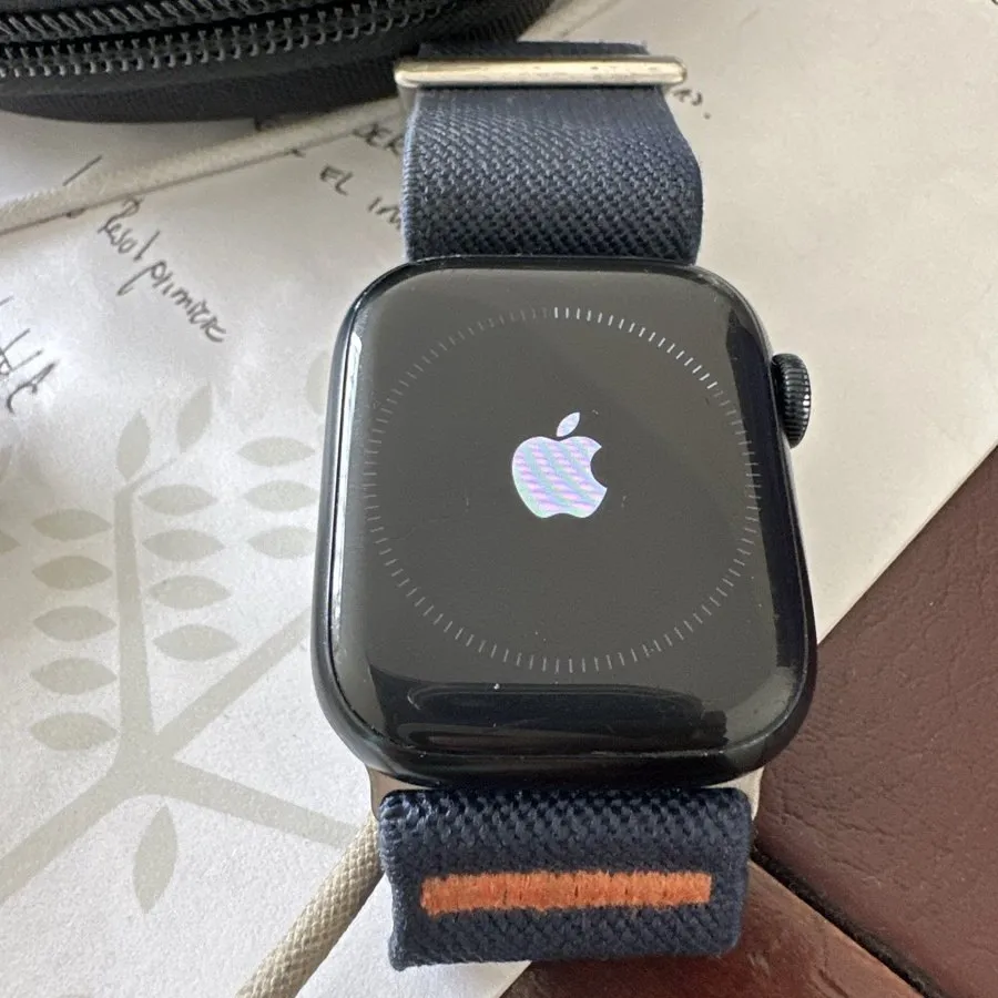 Un Apple Watch con el logo de Apple en la pantalla, durante uno de los intentos de restaurarlo